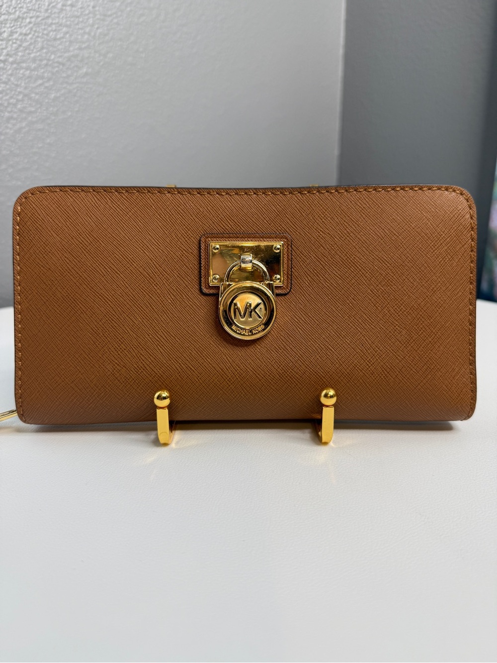 Michael Kors Hamilton Traveler Brown Saffiano Leather Wallet Gold Hardware | GUC - Picture 2 of 10